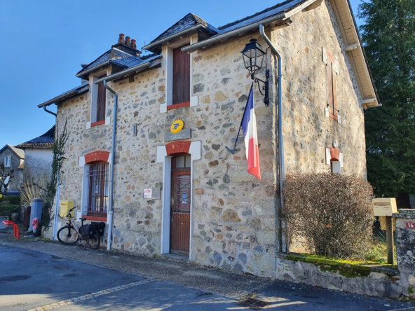 Atypique maison avec jardin à Albussac, ancien bureau de poste