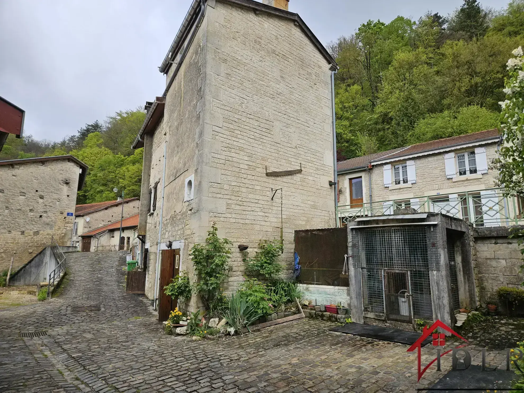 Maison atypique à vendre à Chevillon - Investissement idéal 