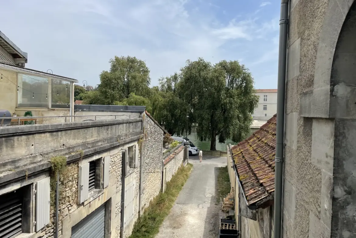 Ancien Atelier Historique à Cognac avec Potentiel Énorme 