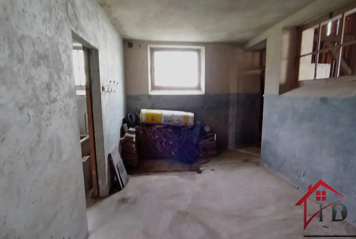 Ferme à Rénover de 153 m² à Beauménil - 4 Chambres, Dépendances 