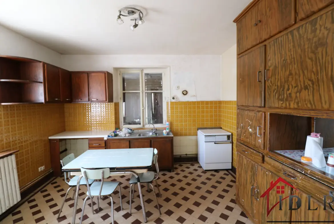 Ferme à Rénover de 153 m² à Beauménil - 4 Chambres, Dépendances 