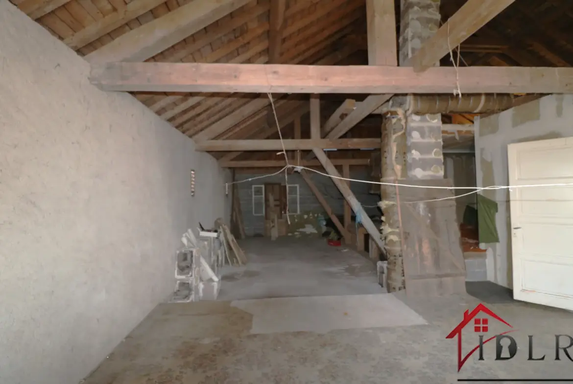 Ferme à Rénover de 153 m² à Beauménil - 4 Chambres, Dépendances 