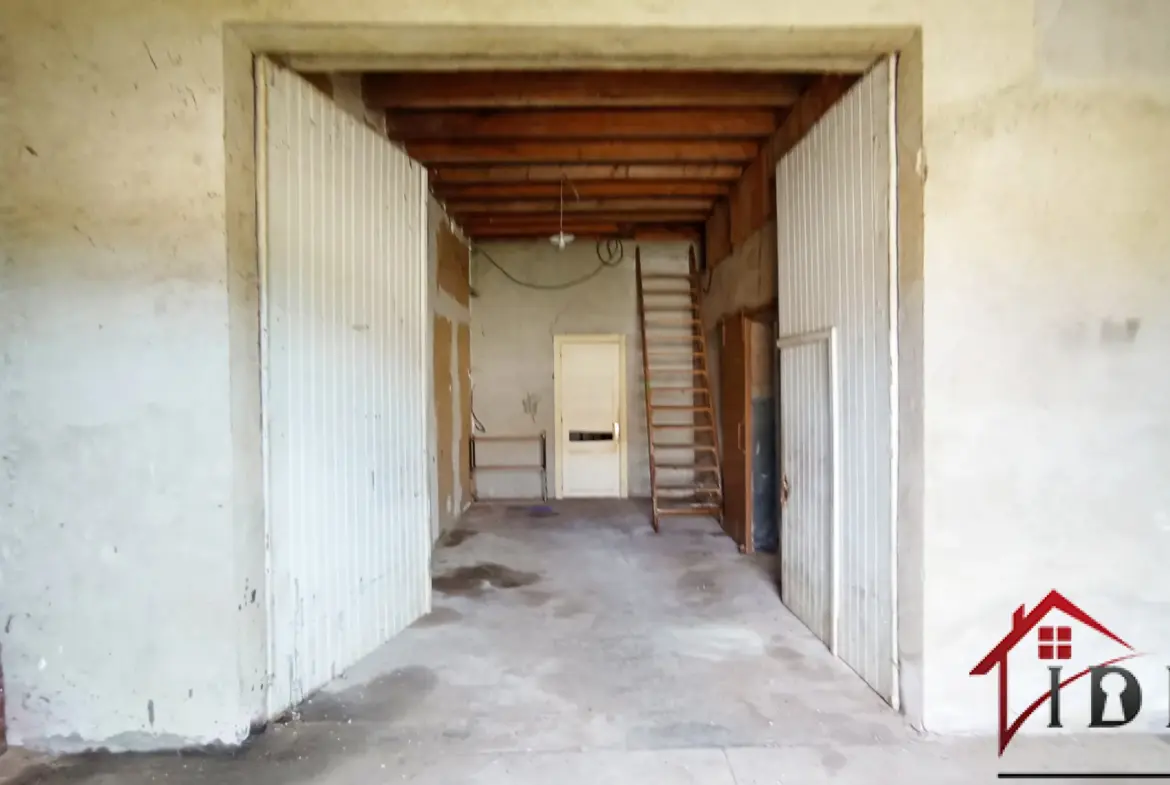 Ferme à Rénover de 153 m² à Beauménil - 4 Chambres, Dépendances 