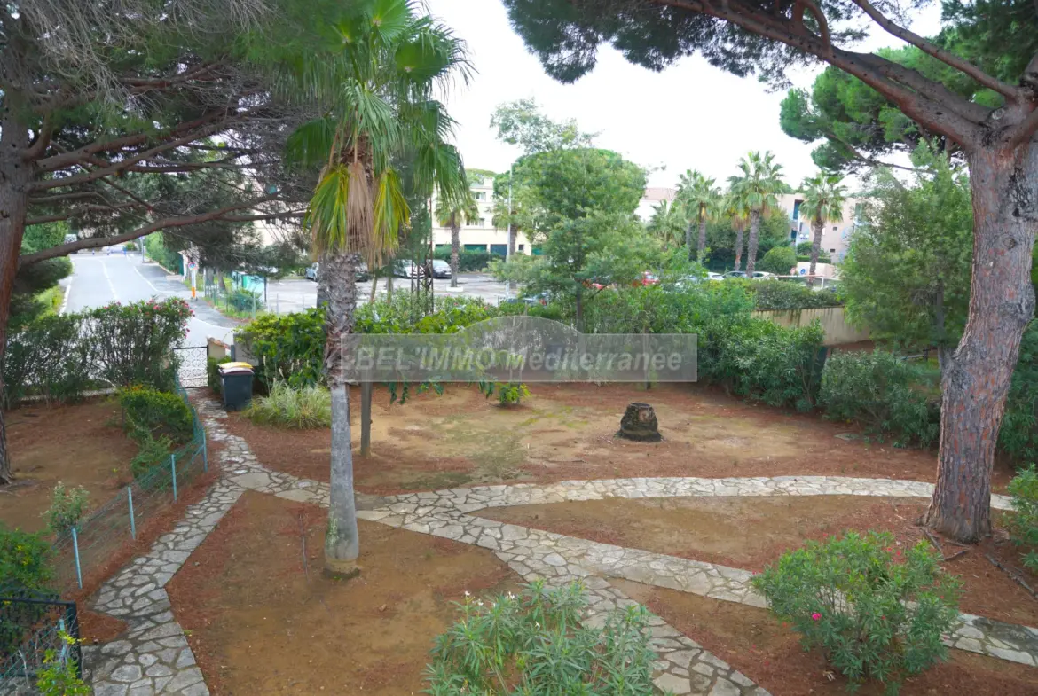 Charmant F2 à Cavalaire sur mer avec terrasse et parking 