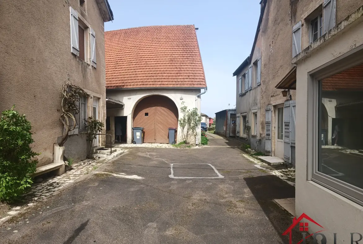 Lot de deux maisons à rénover à Combeaufontaine 