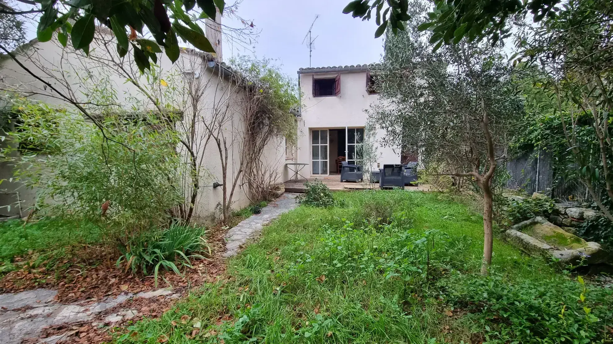 Maison de village avec jardin à Aujargues 