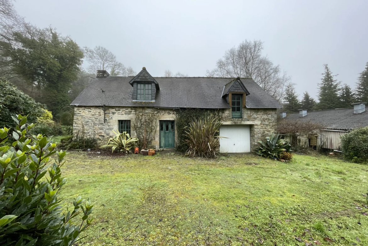 Maison à vendre à la campagne de Pontivy avec dépendance et terrain de 18 460 m² 