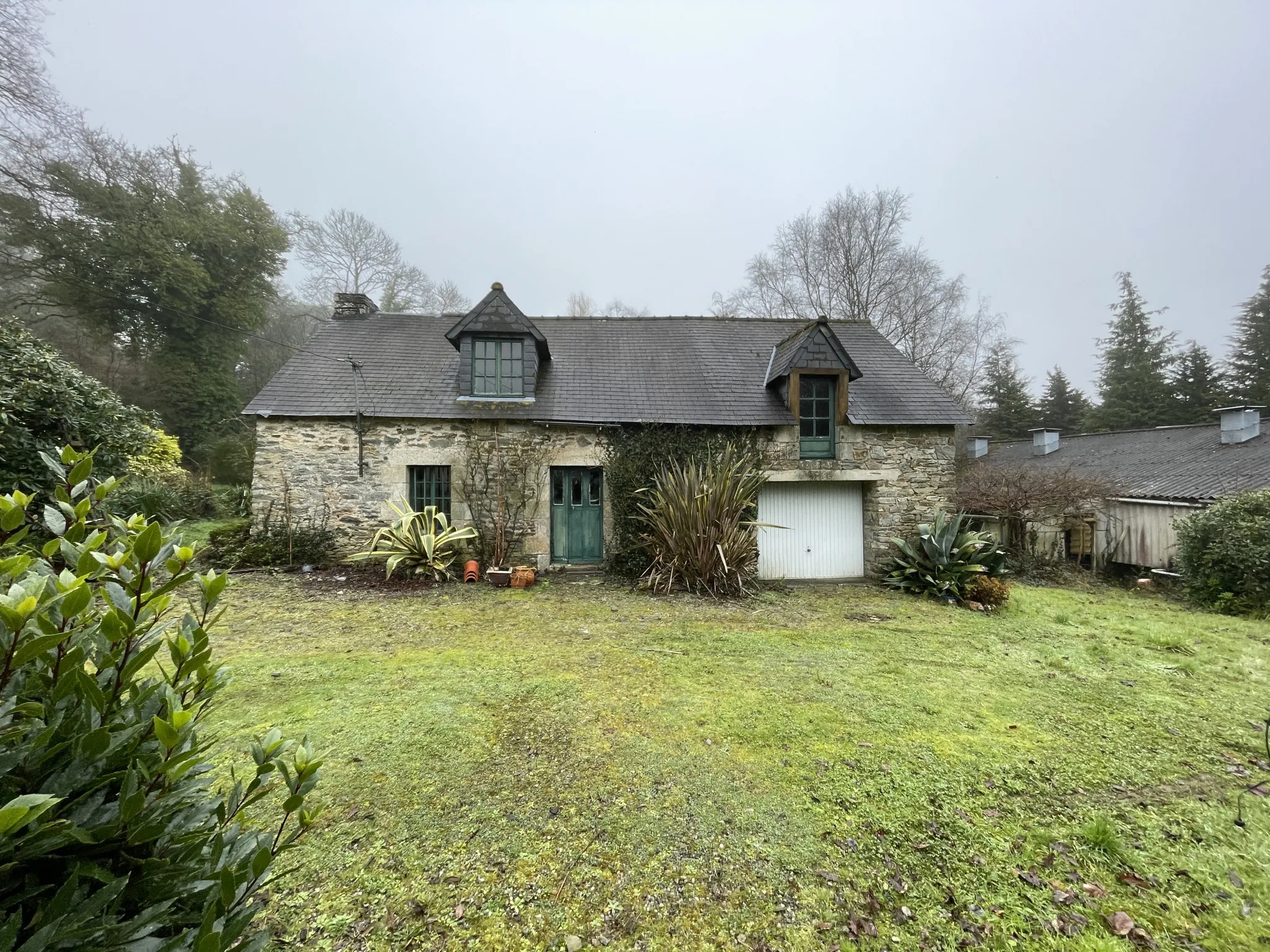 Maison à vendre à la campagne de Pontivy avec dépendance et terrain de 18 460 m² 