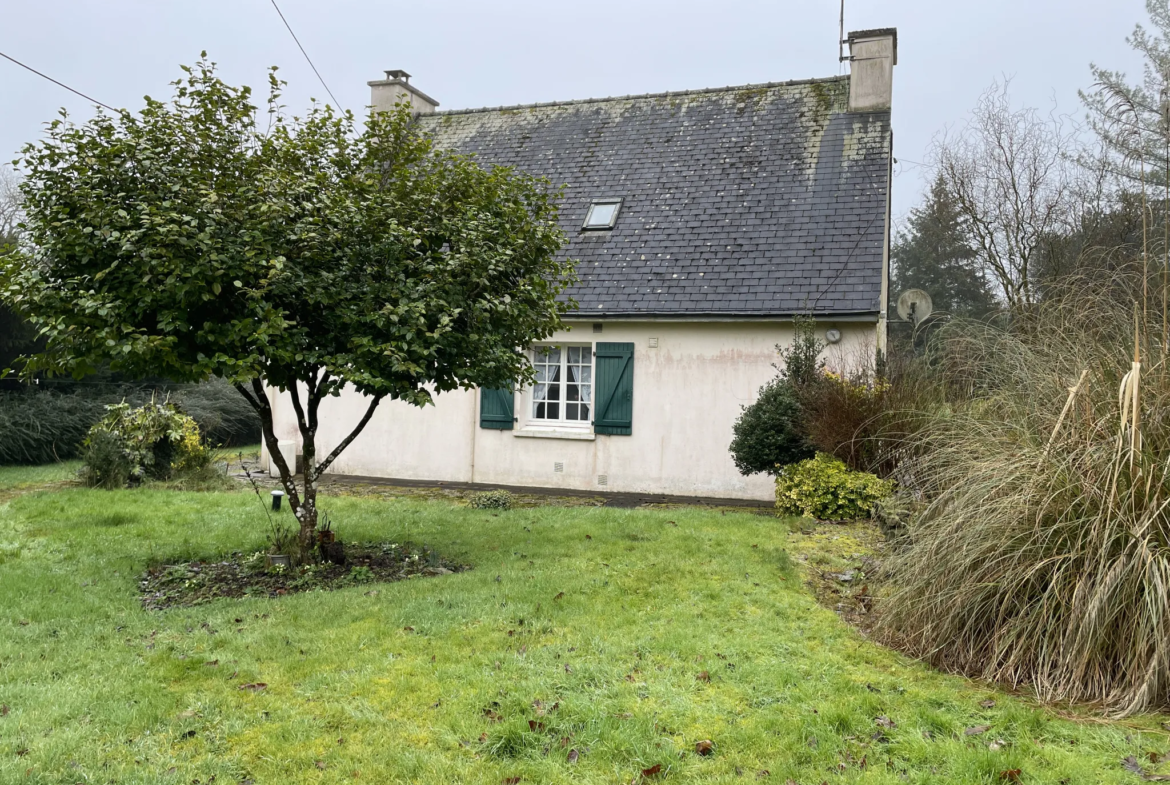 Maison à vendre à la campagne de Pontivy avec dépendance et terrain de 18 460 m² 