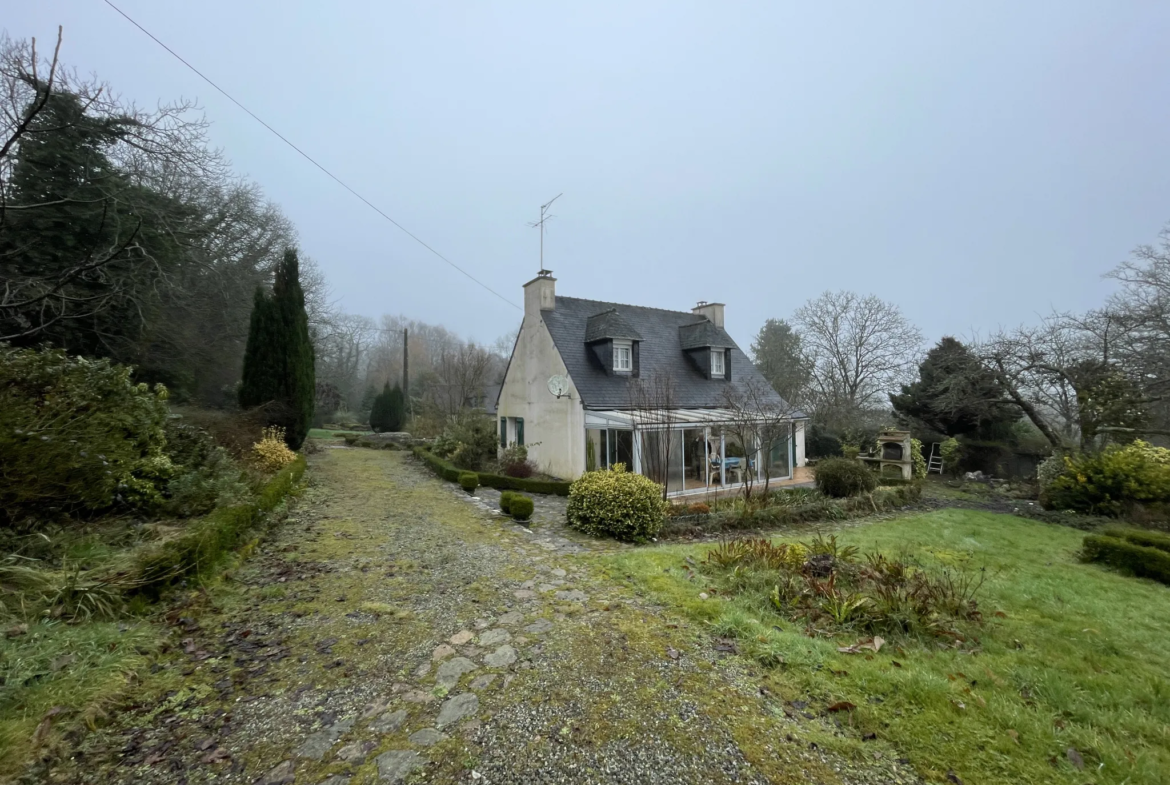 Maison à vendre à la campagne de Pontivy avec dépendance et terrain de 18 460 m² 