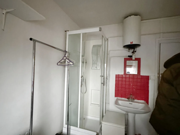 À vendre : Chambre de service avec douche et lavabo à Paris 9ème