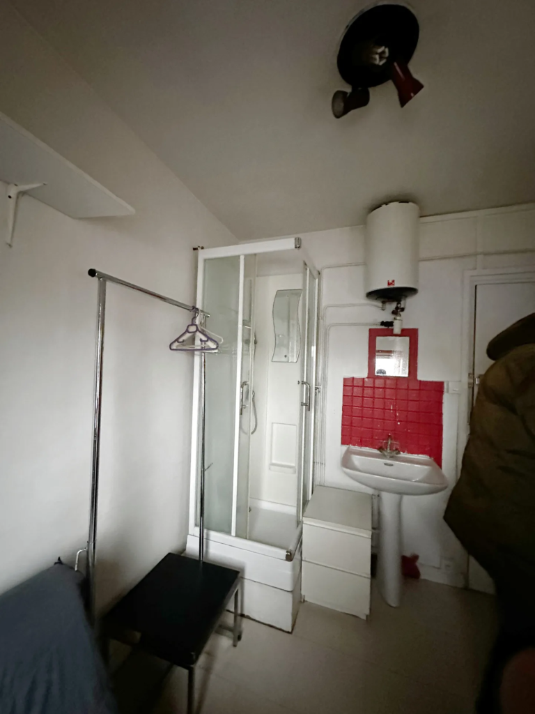 À vendre : Chambre de service avec douche et lavabo à Paris 9ème