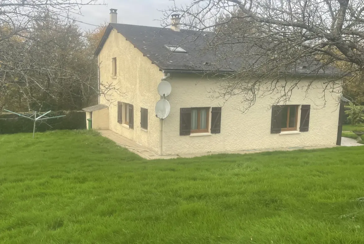 Maison au calme sur 5000 m² de terrain à Camembert 