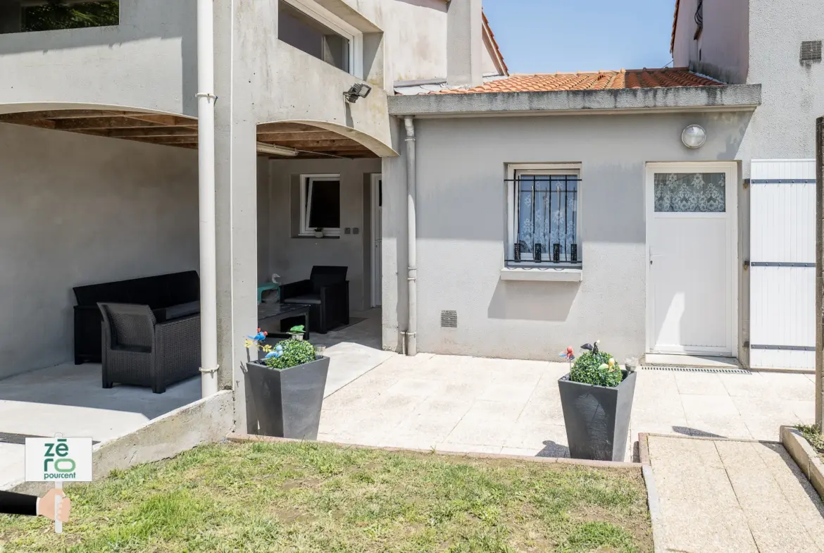 Spacieuse maison familiale à Treize-Septiers avec jardin et garages 