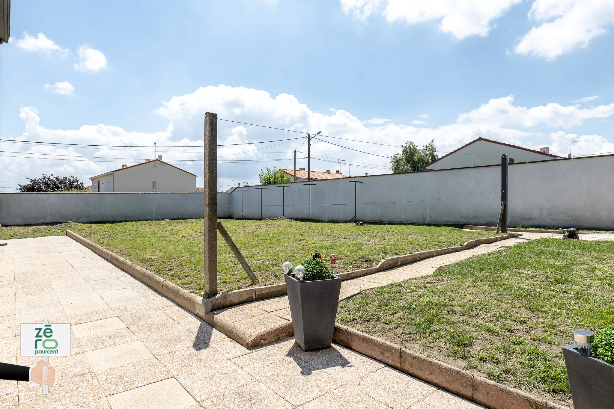 Spacieuse maison familiale à Treize-Septiers avec jardin et garages 