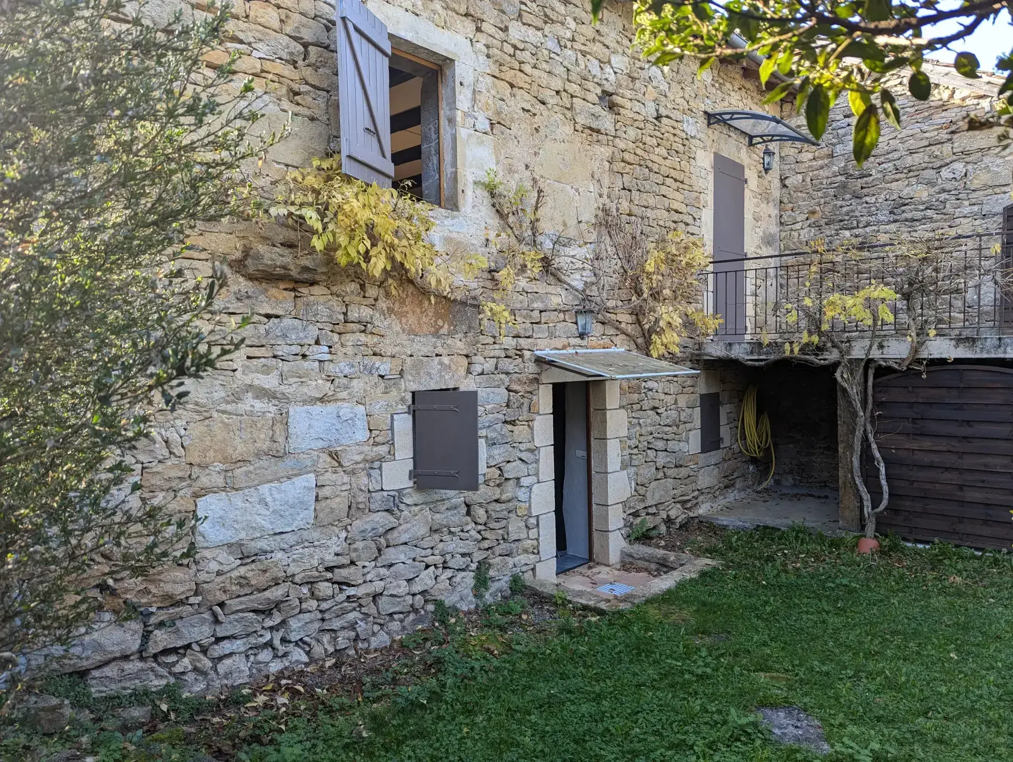 Maison en pierre à Saint Jean Lespinasse, 83 m² avec jardin 