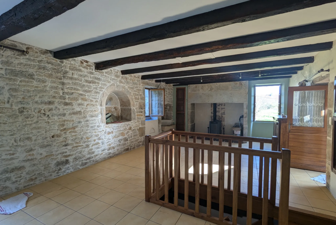 Maison en pierre à Saint Jean Lespinasse, 83 m² avec jardin 