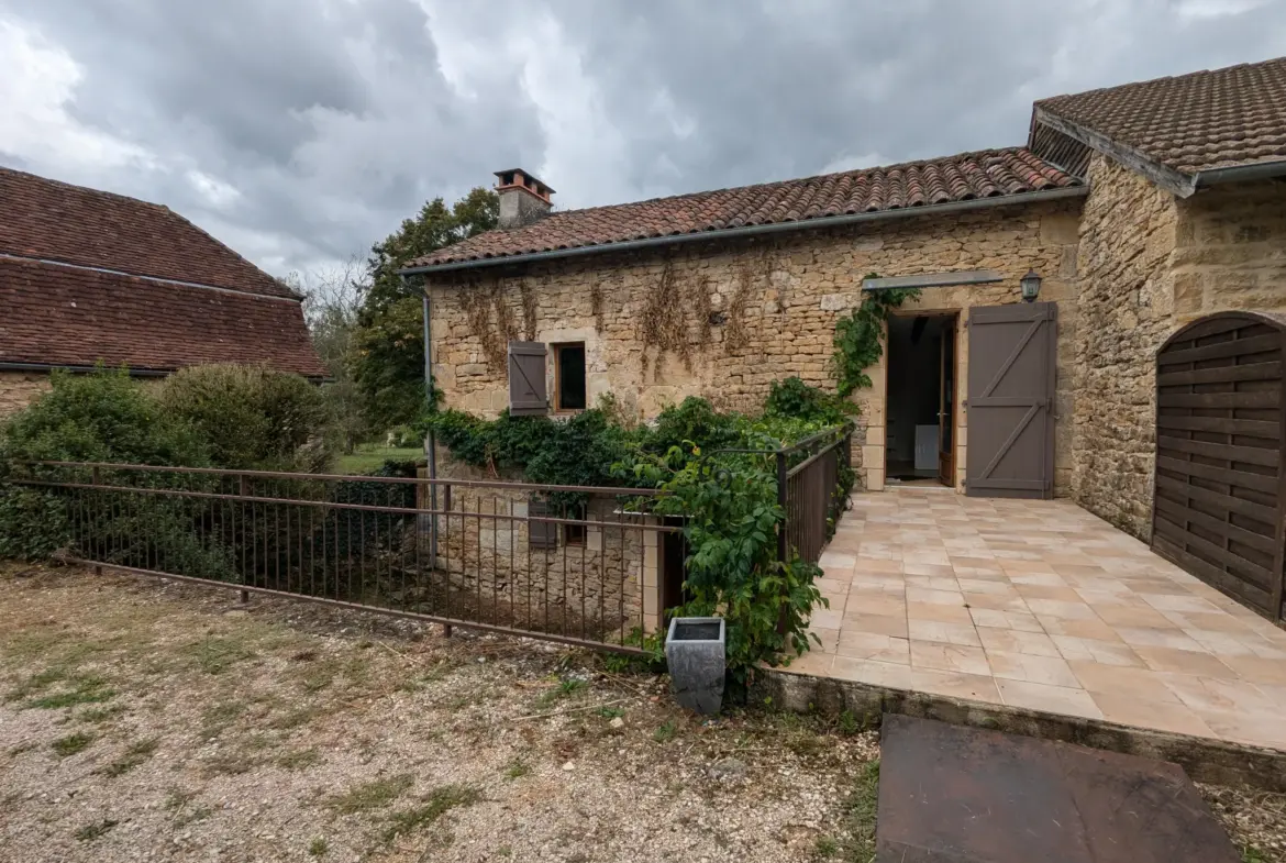 Maison en pierre à Saint Jean Lespinasse, 83 m² avec jardin 