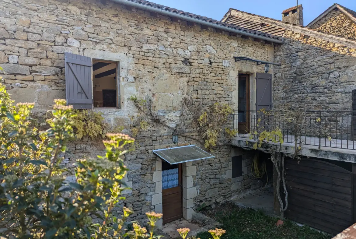 Maison en pierre à Saint Jean Lespinasse, 83 m² avec jardin 