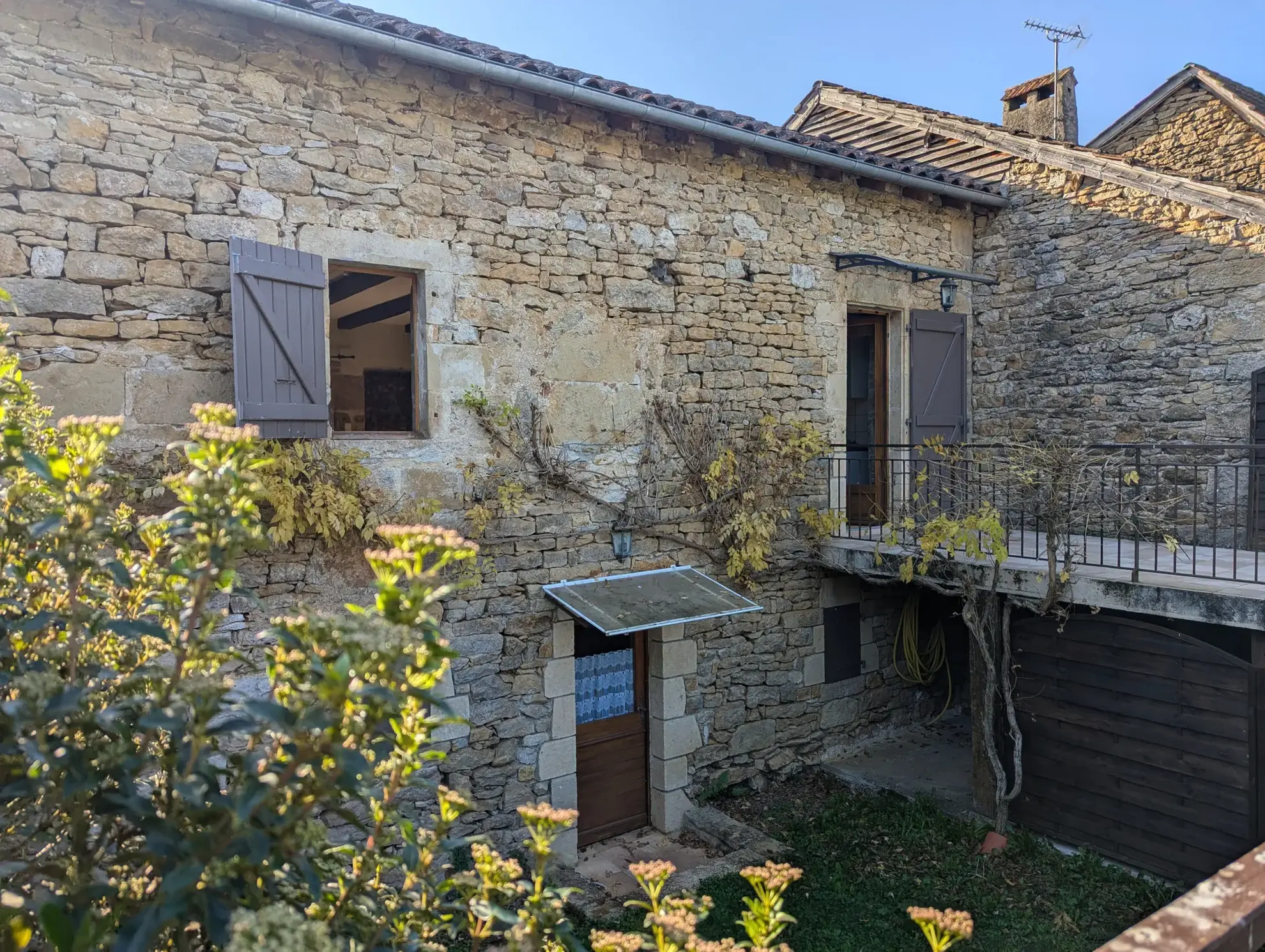 Maison en pierre à Saint Jean Lespinasse, 83 m² avec jardin 