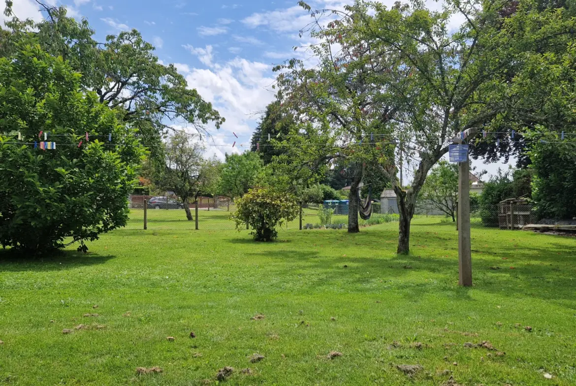 Maison indépendante de 3 chambres avec jardin à Lubersac 