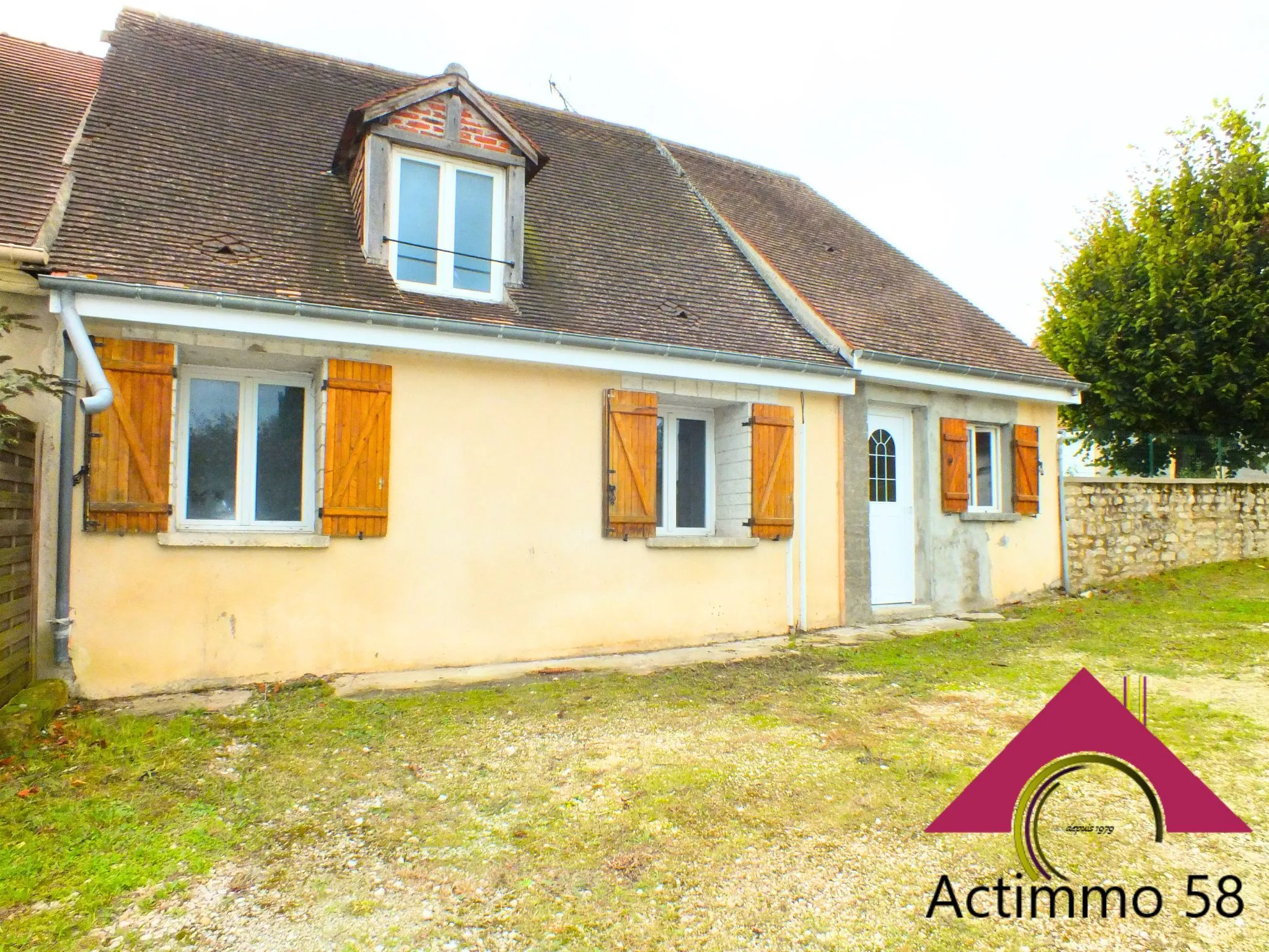 Maison à rénover à Nerondes avec jardin et commerces à proximité 