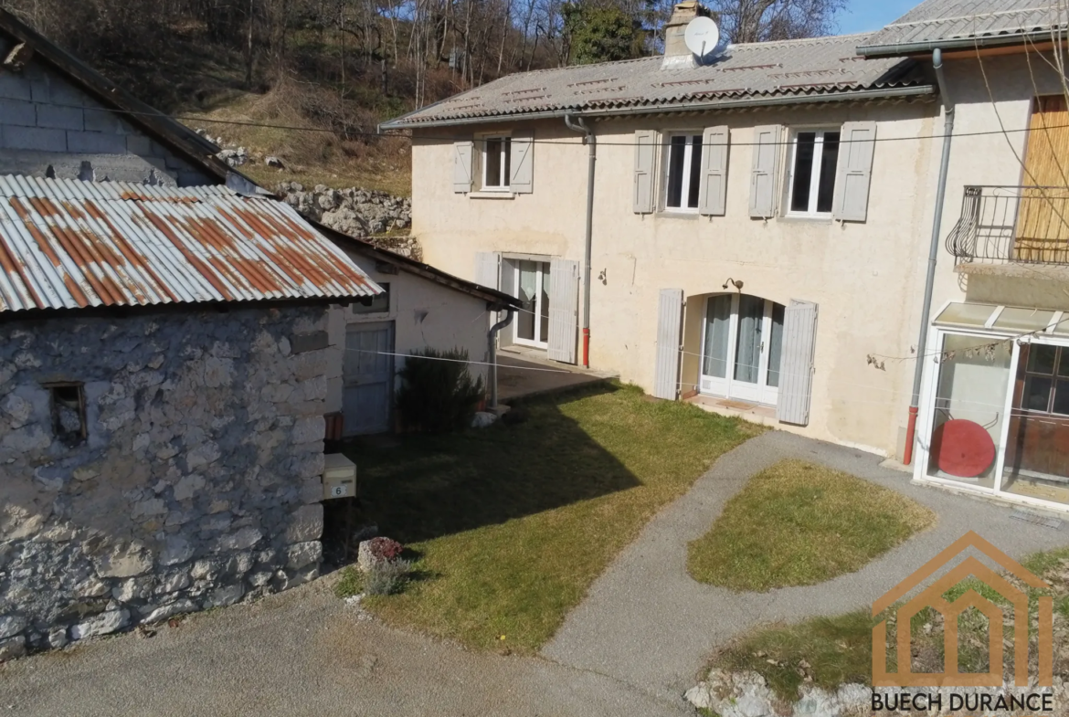 Maison de charme à Esparron (Hautes-Alpes) à vendre pour amoureux de la nature 