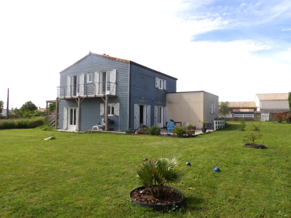 Maison d'architecte à Bords avec jardin et garage