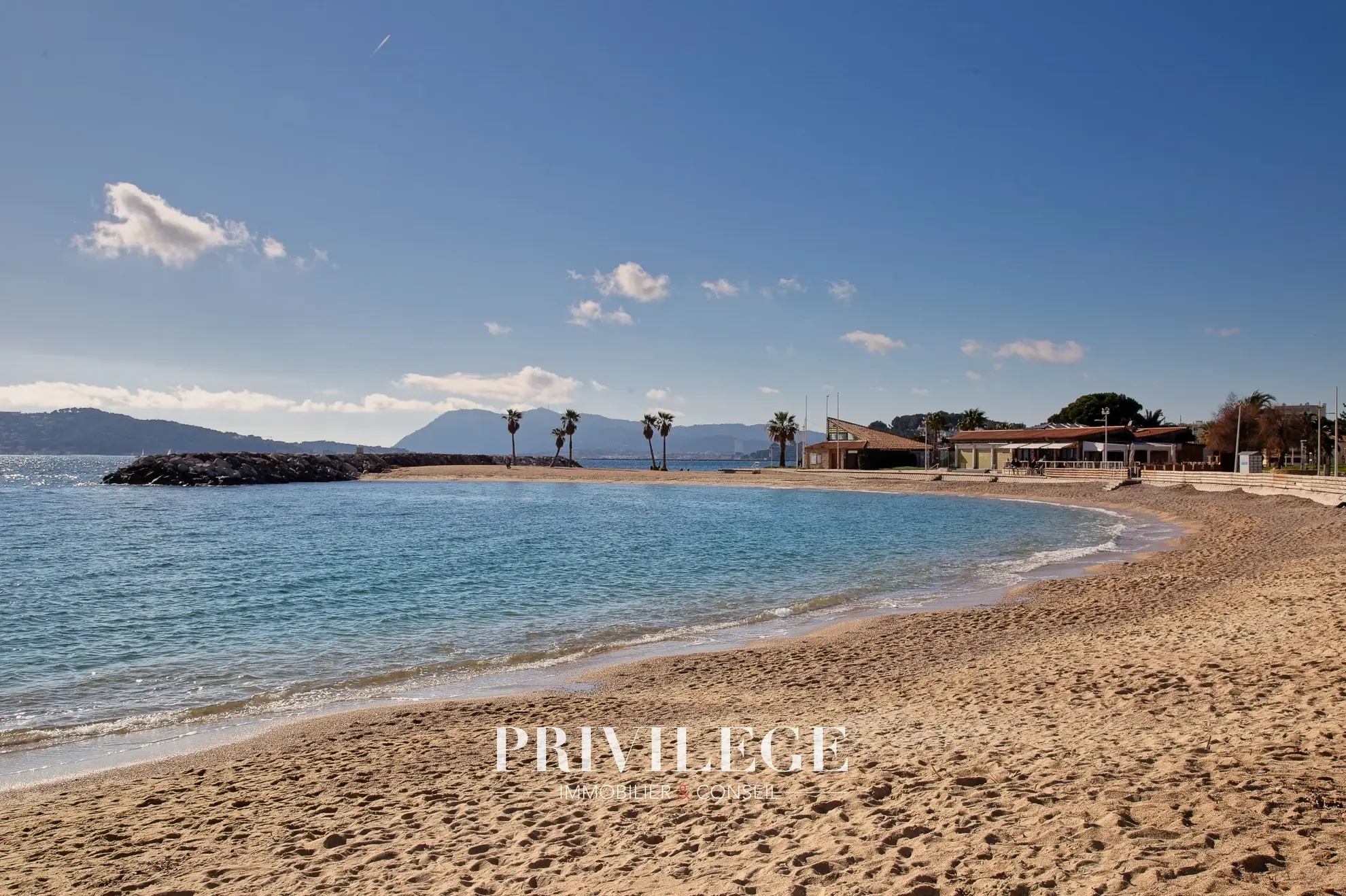 Appartement T5 rénové avec terrasse et vue dégagée à Toulon 