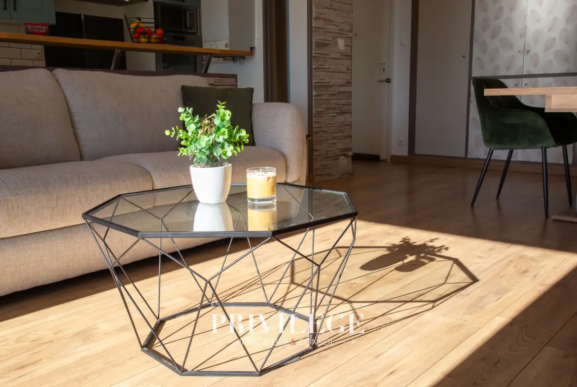 Appartement T5 rénové avec terrasse et vue dégagée à Toulon 