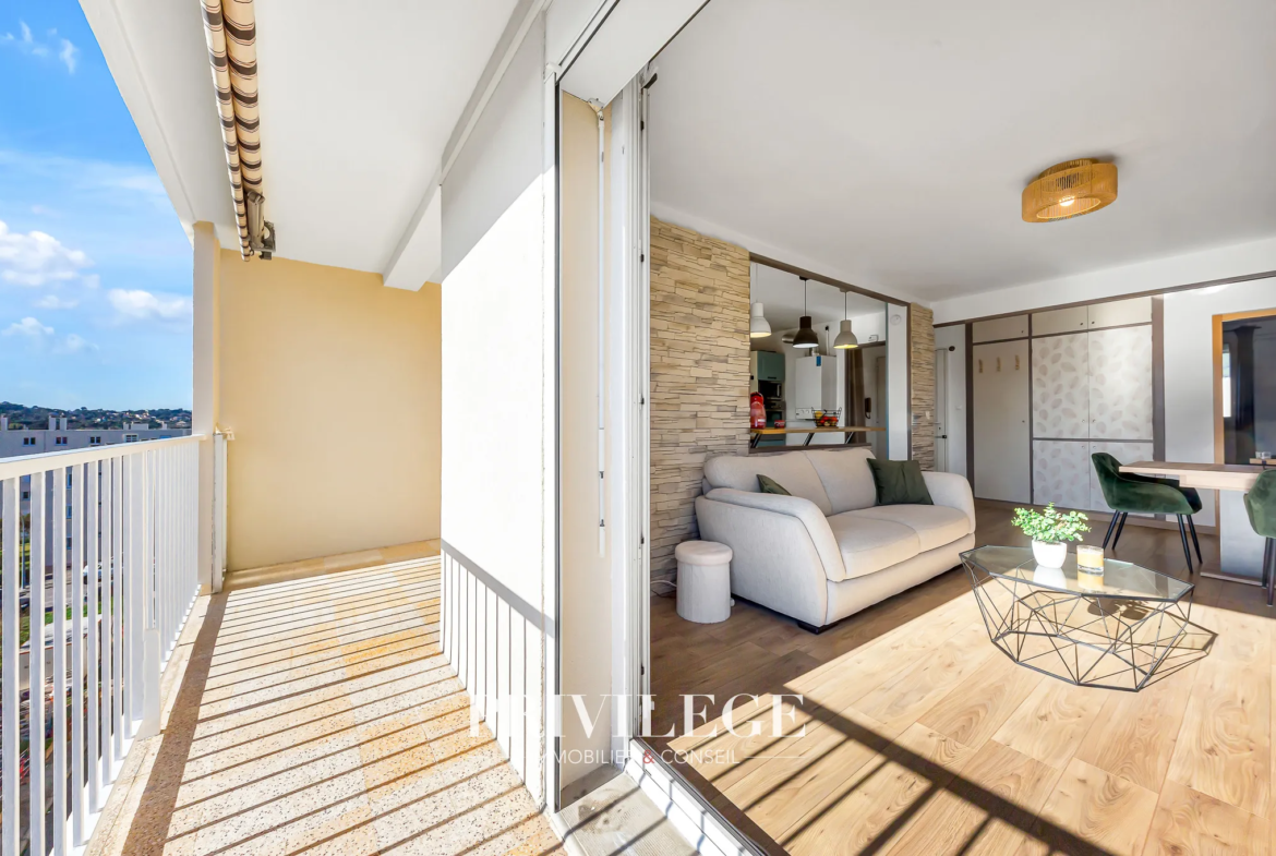 Appartement T5 rénové avec terrasse et vue dégagée à Toulon 