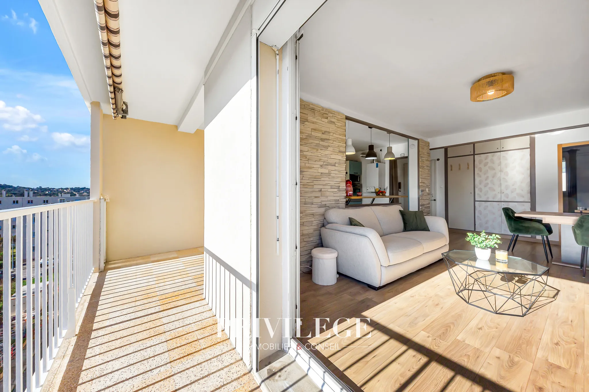 Appartement T5 rénové avec terrasse et vue dégagée à Toulon 