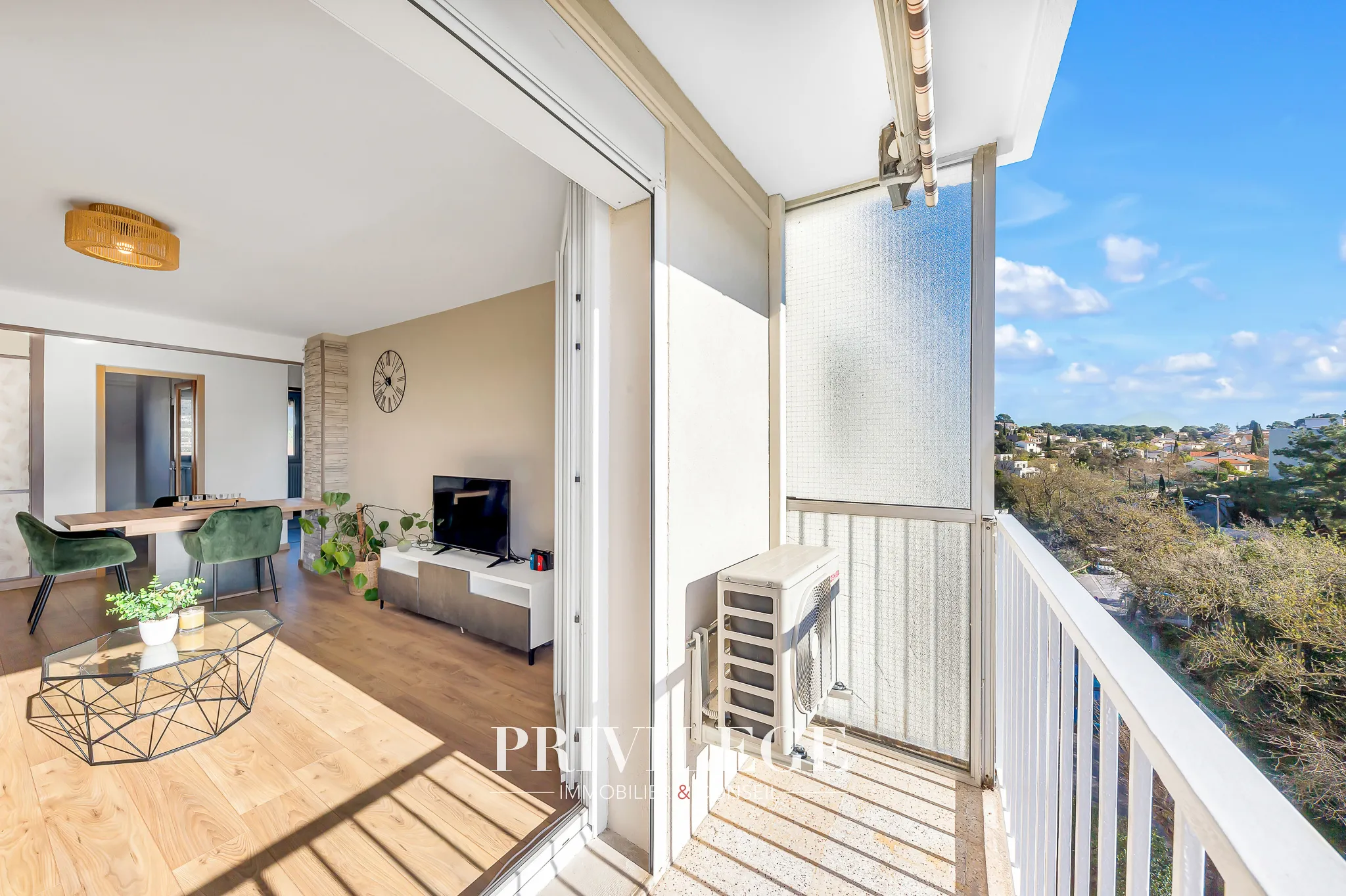 Appartement T5 rénové avec terrasse et vue dégagée à Toulon 