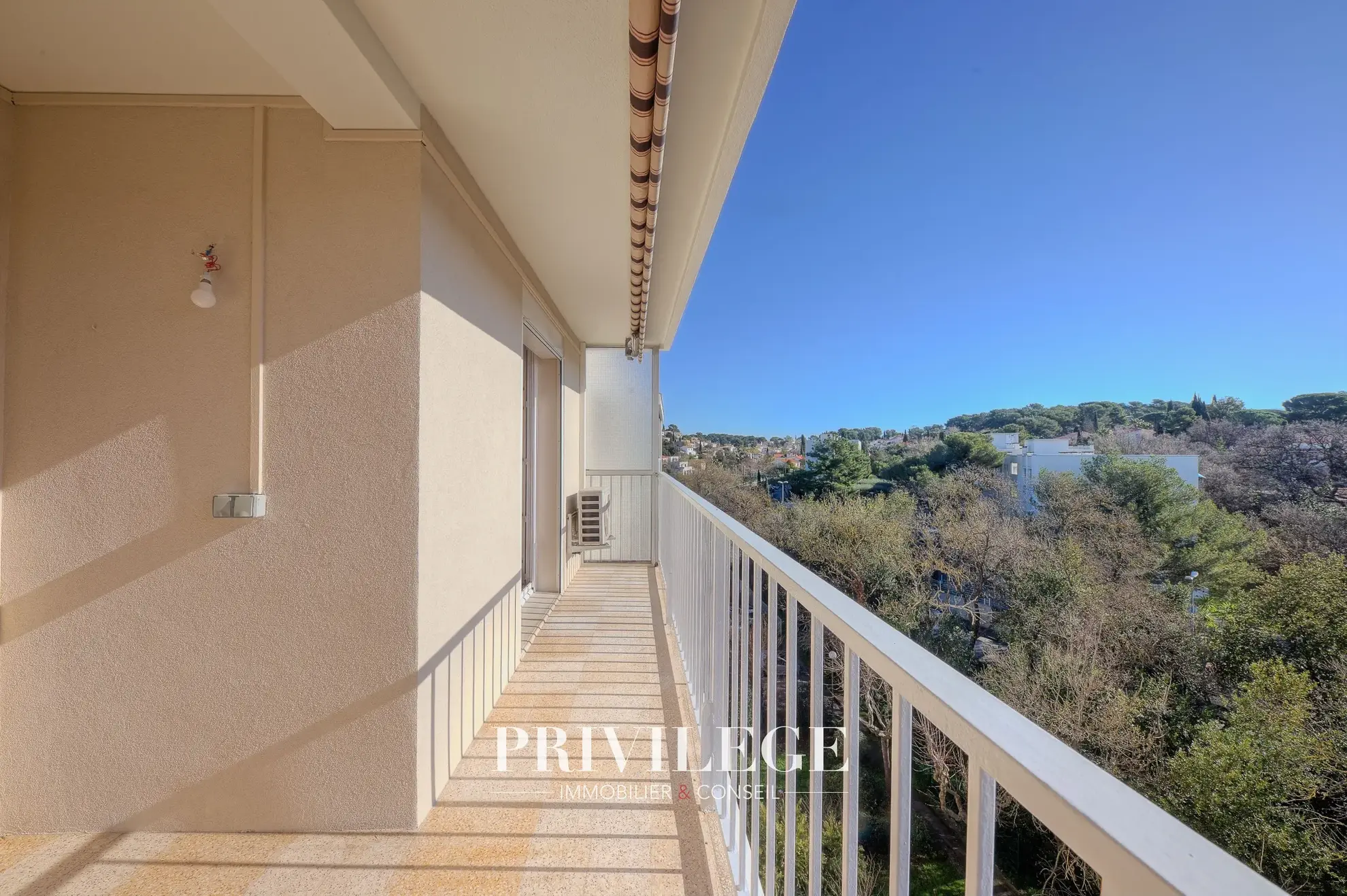 Appartement T5 rénové avec terrasse et vue dégagée à Toulon 