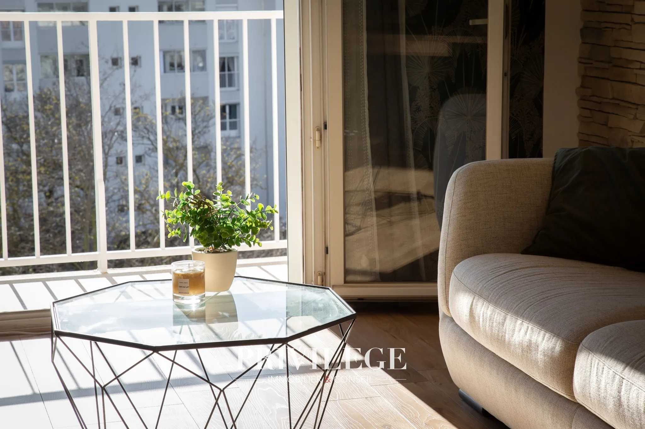 Appartement T5 rénové avec terrasse et vue dégagée à Toulon 