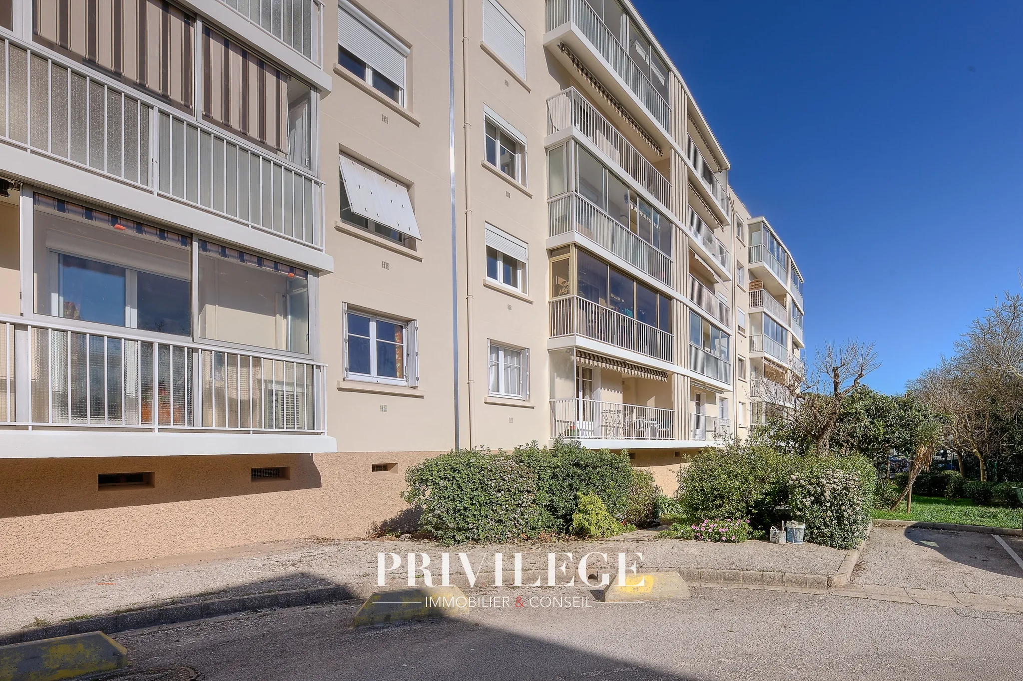 Appartement T5 rénové avec terrasse et vue dégagée à Toulon 