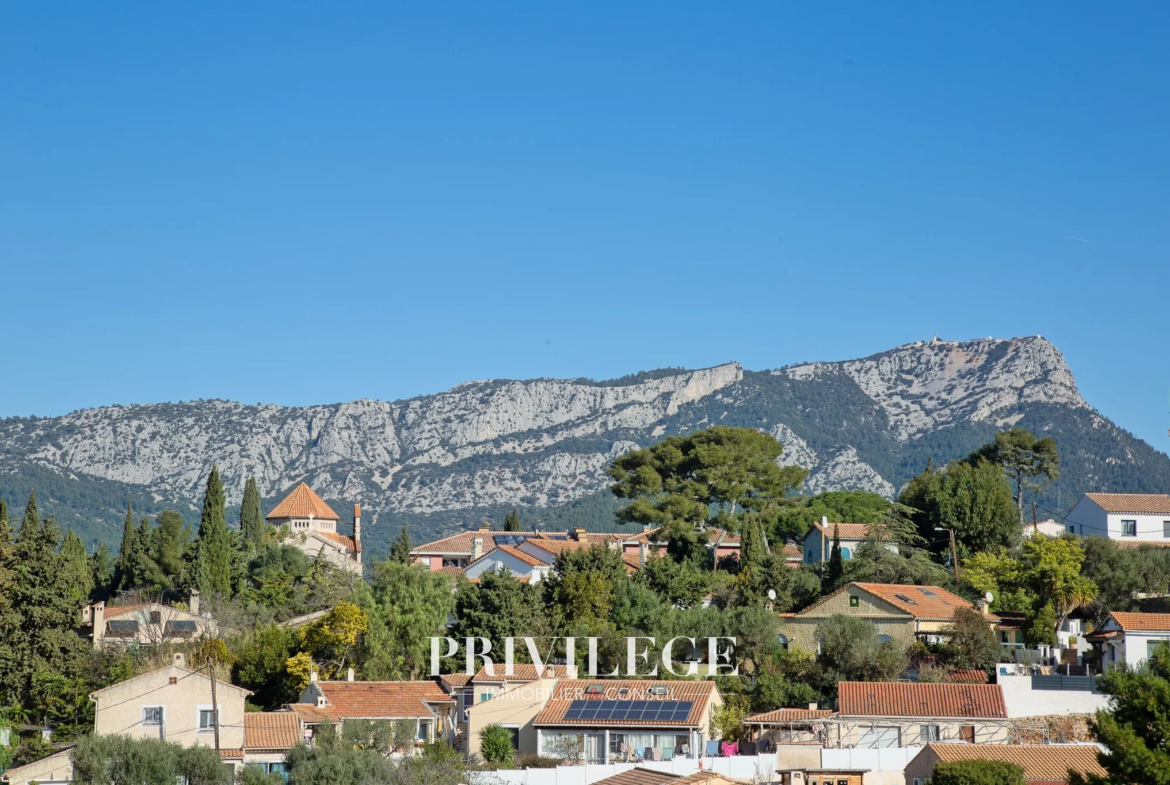 Appartement T5 rénové avec terrasse et vue dégagée à Toulon 