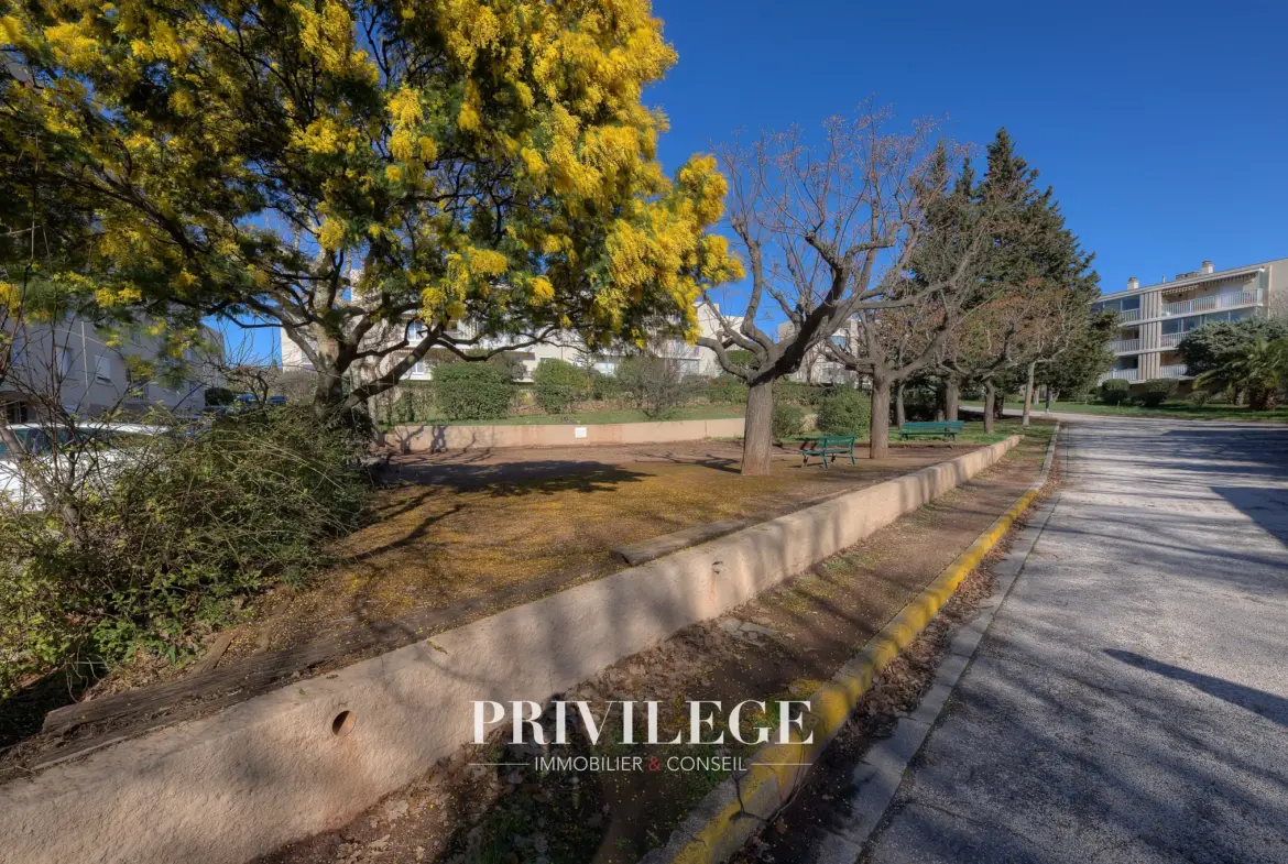 Appartement T5 rénové avec terrasse et vue dégagée à Toulon 