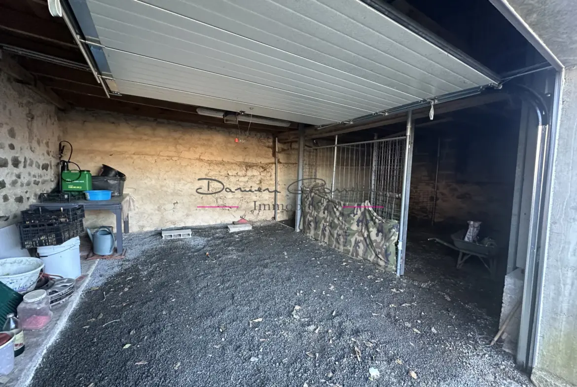 Maison d'Habitation avec Garages et Terrain à Saint Symphorien de Lay 