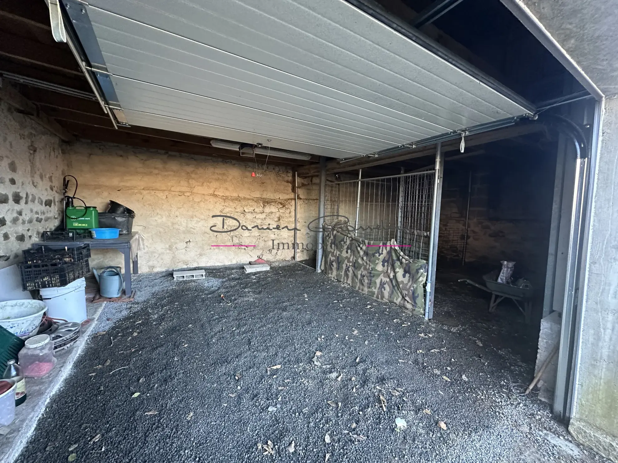 Maison d'Habitation avec Garages et Terrain à Saint Symphorien de Lay 