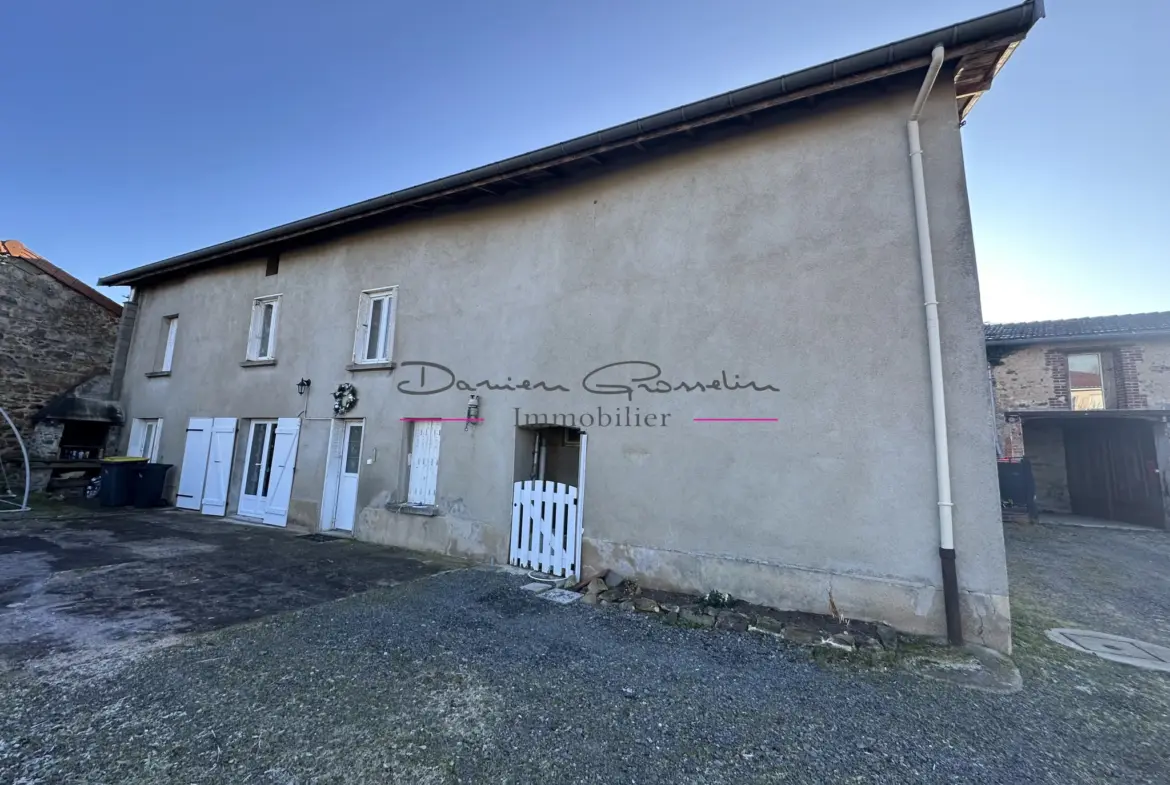 Maison d'Habitation avec Garages et Terrain à Saint Symphorien de Lay 