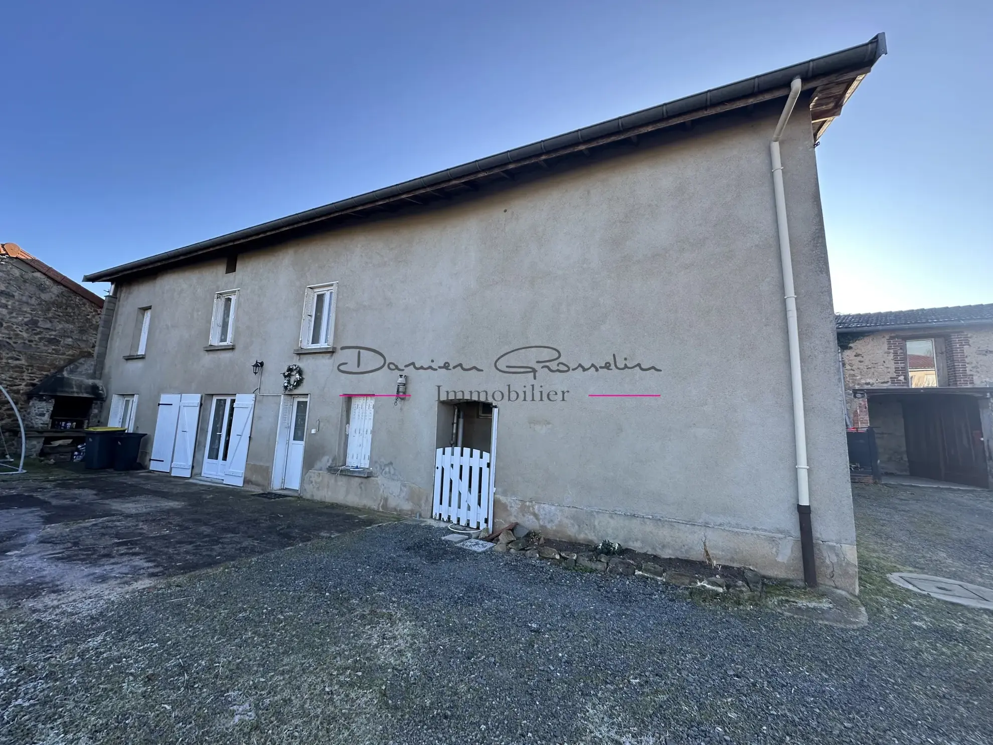 Maison d'Habitation avec Garages et Terrain à Saint Symphorien de Lay 