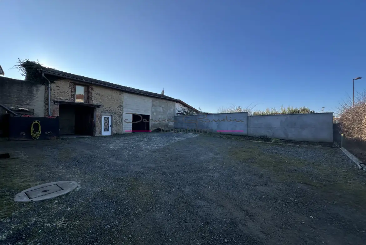 Maison d'Habitation avec Garages et Terrain à Saint Symphorien de Lay 