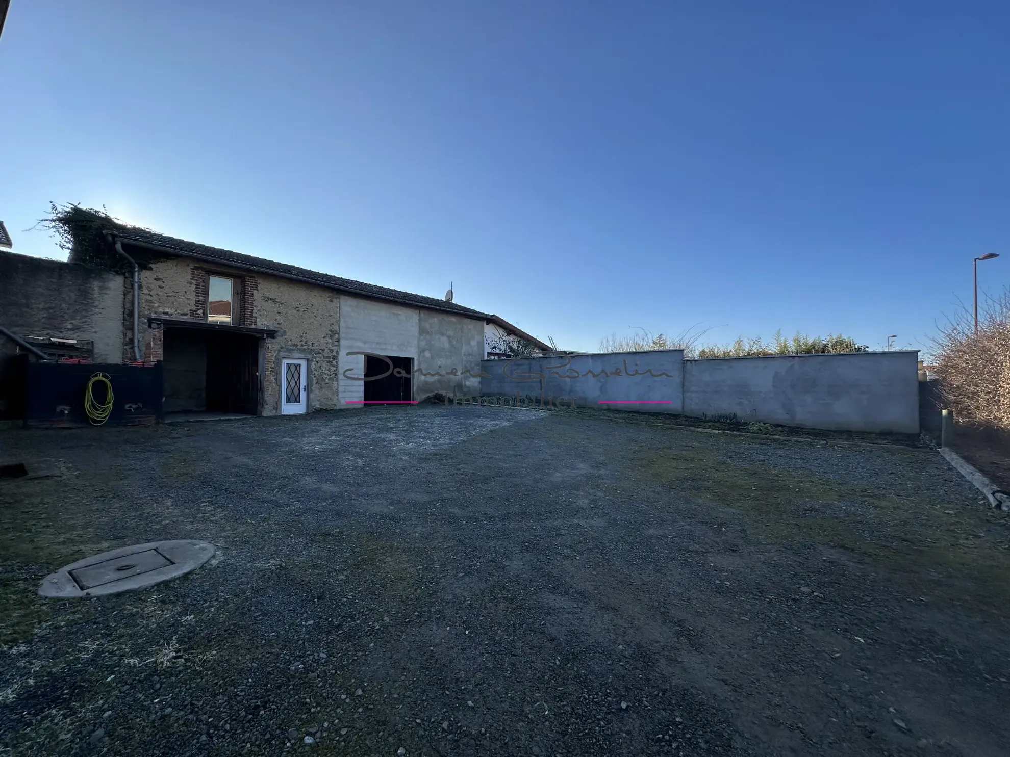 Maison d'Habitation avec Garages et Terrain à Saint Symphorien de Lay 