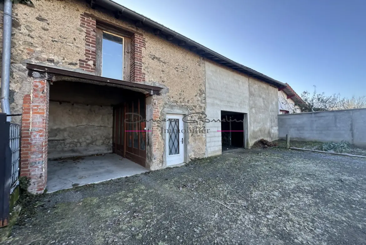 Maison d'Habitation avec Garages et Terrain à Saint Symphorien de Lay 