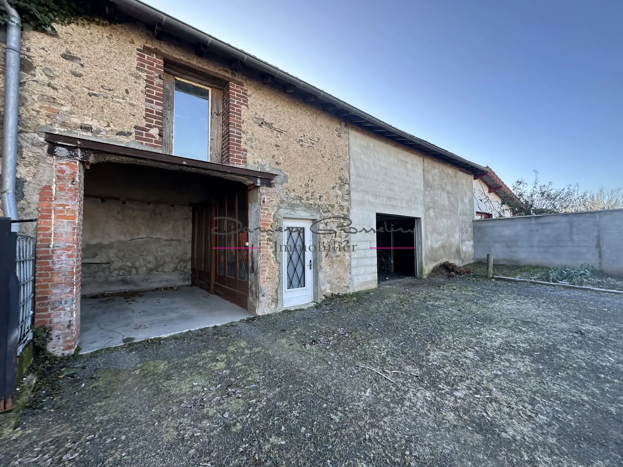 Maison d'Habitation avec Garages et Terrain à Saint Symphorien de Lay 