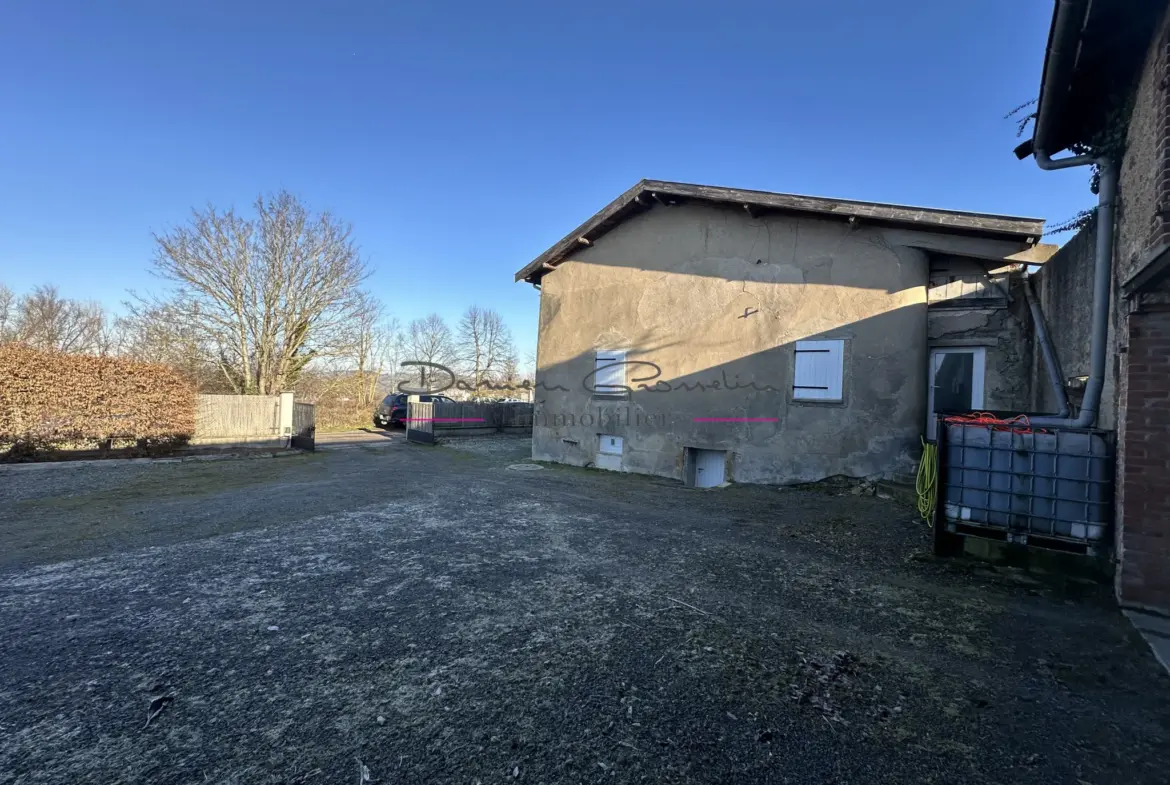 Maison d'Habitation avec Garages et Terrain à Saint Symphorien de Lay 