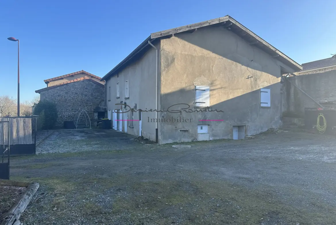 Maison d'Habitation avec Garages et Terrain à Saint Symphorien de Lay 