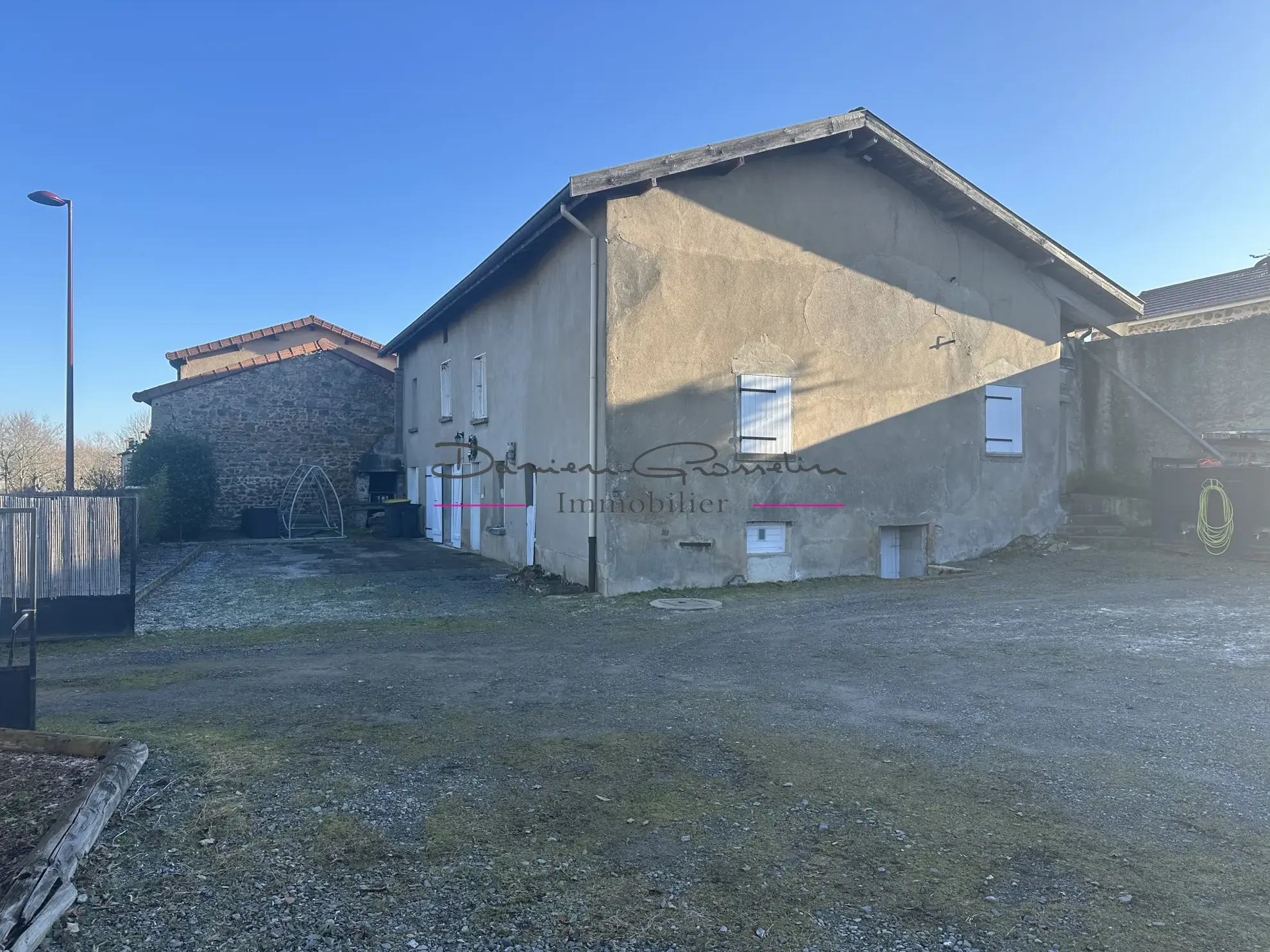 Maison d'Habitation avec Garages et Terrain à Saint Symphorien de Lay 