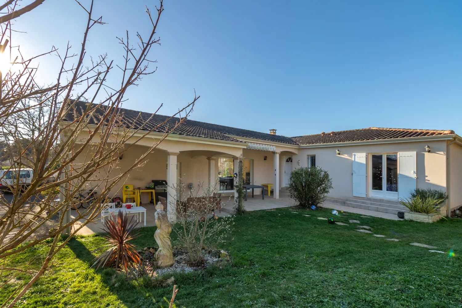 Villa lumineuse 5 chambres avec piscine à Saintes 